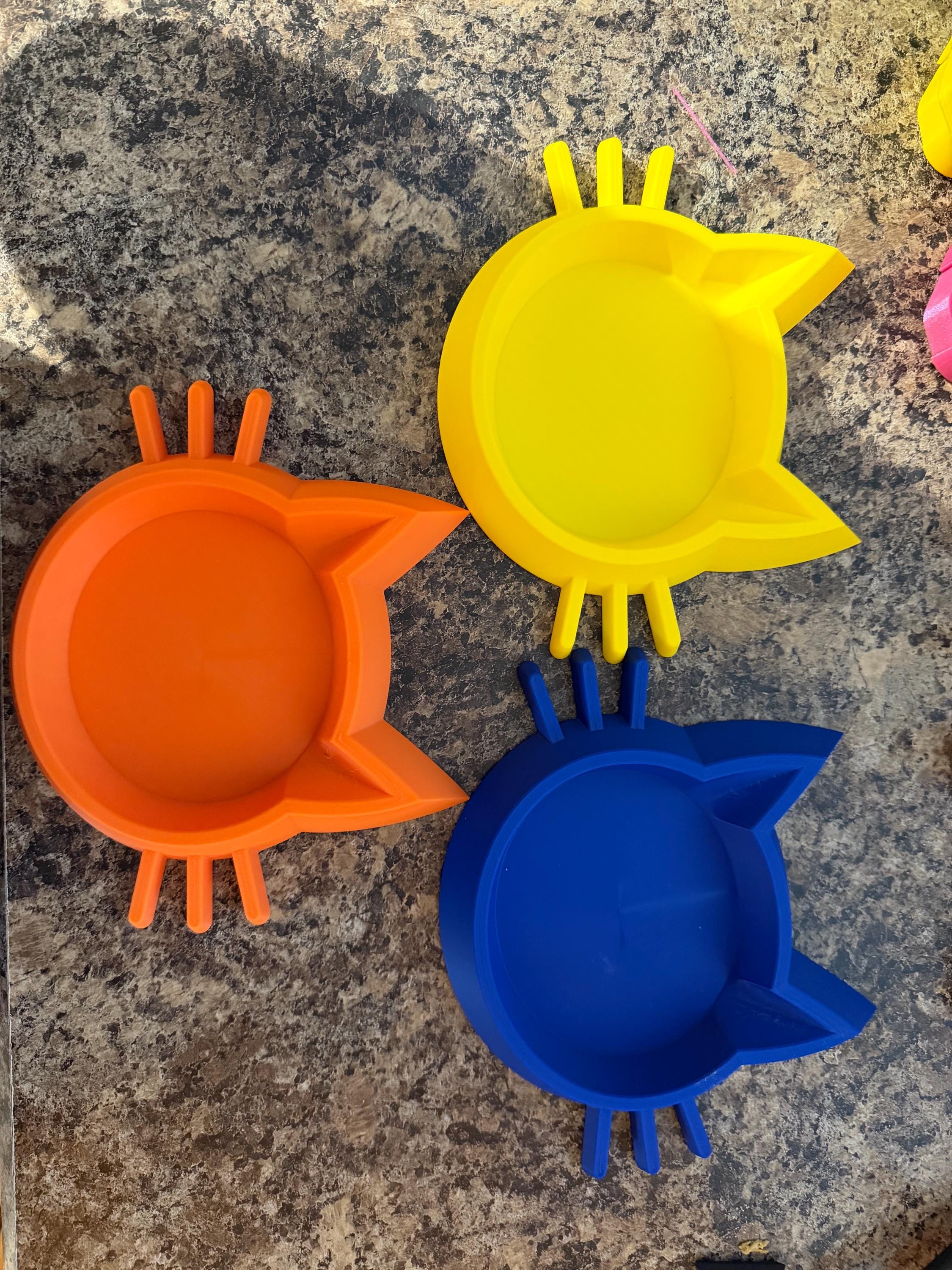 Cat shaped food bowls. Multiple colors available.