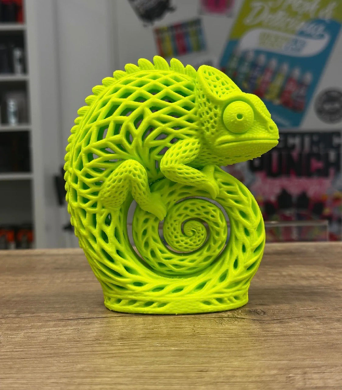 Voronoi Chameleon Sculpture – 3D Printed Desk Decor