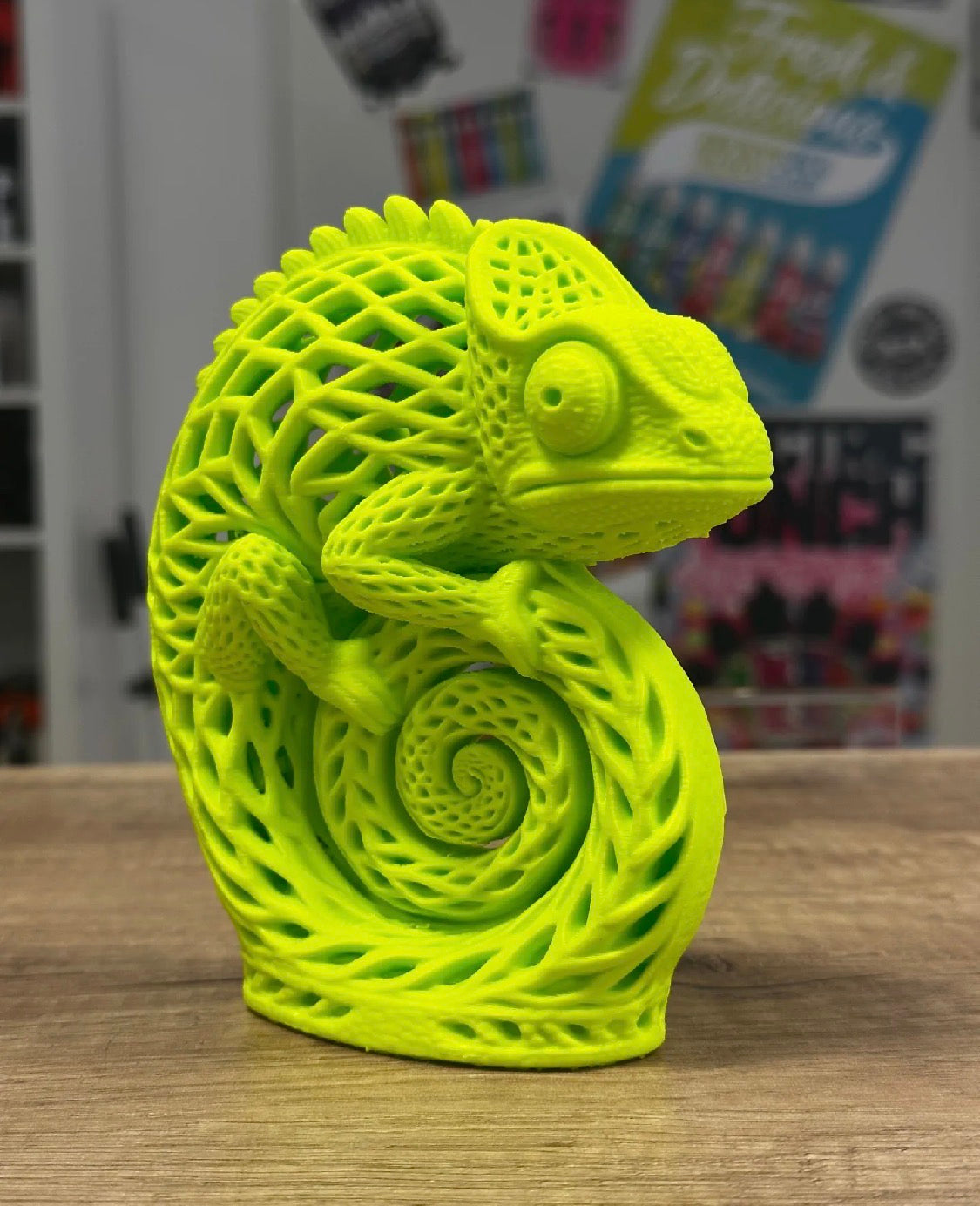 Voronoi Chameleon Sculpture – 3D Printed Desk Decor