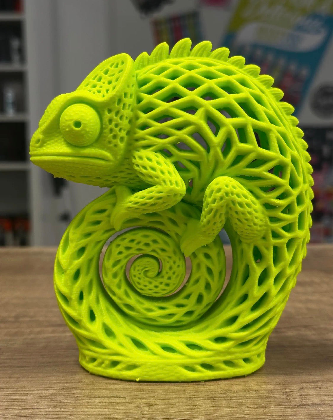 Voronoi Chameleon Sculpture – 3D Printed Desk Decor